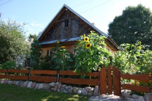 Polish_house_with_sunflowers 2